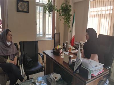 نشست مدير کل امور بانوان و خانواده استانداري چهارمحال و بختياري با بانوي کارآفرين توليدکننده البسه بيمارستاتي